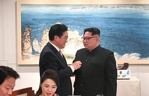 等待阅兵时，金正恩对韩国会议长只说了一个字（图） - 1