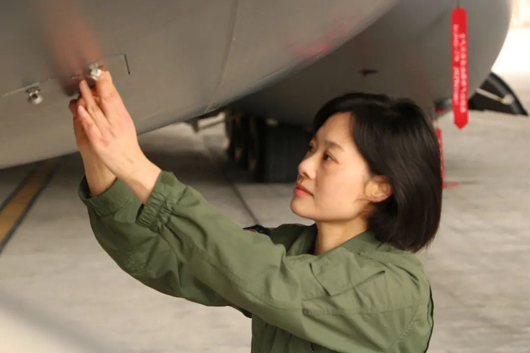 中国阅兵：“最帅女机长”驾运油-20A亮相，眼神坚毅获网民大赞（组图） - 7