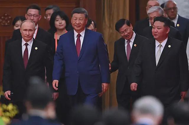 金正恩高调亮相北京阅兵：多边外交首秀中的“政治胜利”（组图） - 3