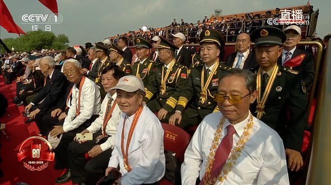 钟南山佩戴共和国勋章看阅兵:有一个强大国家,才能获得真正的和平(组图) - 1