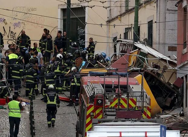 里斯本“荣耀升降机”失控脱轨，2辆列车翻滚撞碎，至少17人死亡！葡萄牙宣布：全国哀悼（组图） - 5