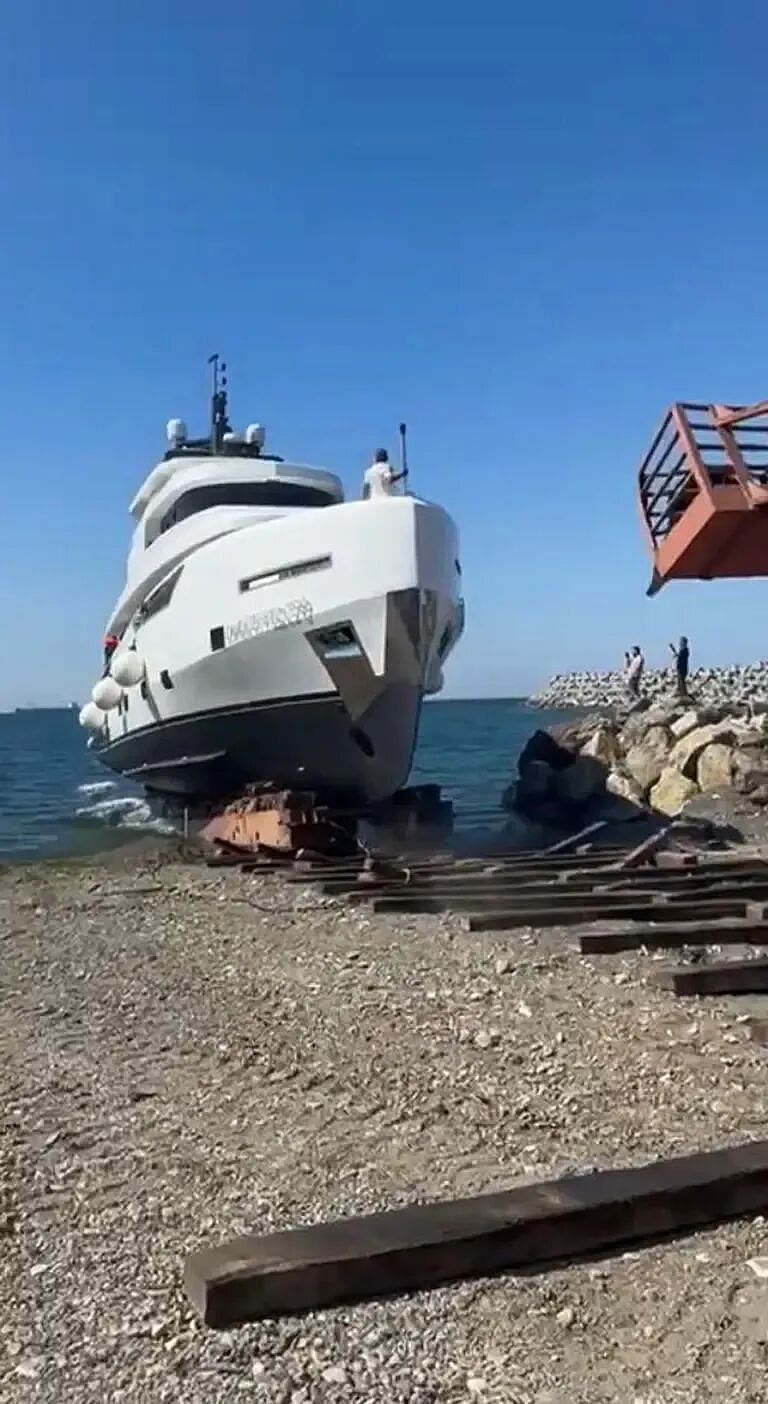 豪华游艇下水15分钟就沉没!船员惊慌跳海逃生,百万美金打水漂(视频/组图) - 1