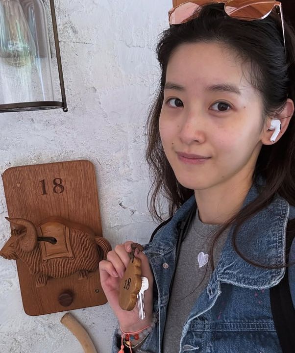31岁章泽天国外发打网球素颜照，网友评价：年轻，漂亮，还有脑子（组图） - 9