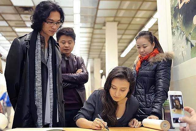 刘少奇的混血曾孙女,才貌双全入选央视主持人(组图) - 10