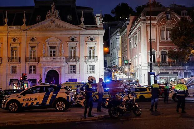 里斯本“荣耀升降机”失控脱轨，2辆列车翻滚撞碎，至少17人死亡！葡萄牙宣布：全国哀悼（组图） - 13