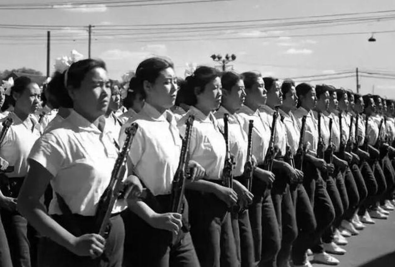 中国阅兵唯一女兵方队成员怎么挑?北京朝阳区工厂女工曾包办多年(组图) - 1