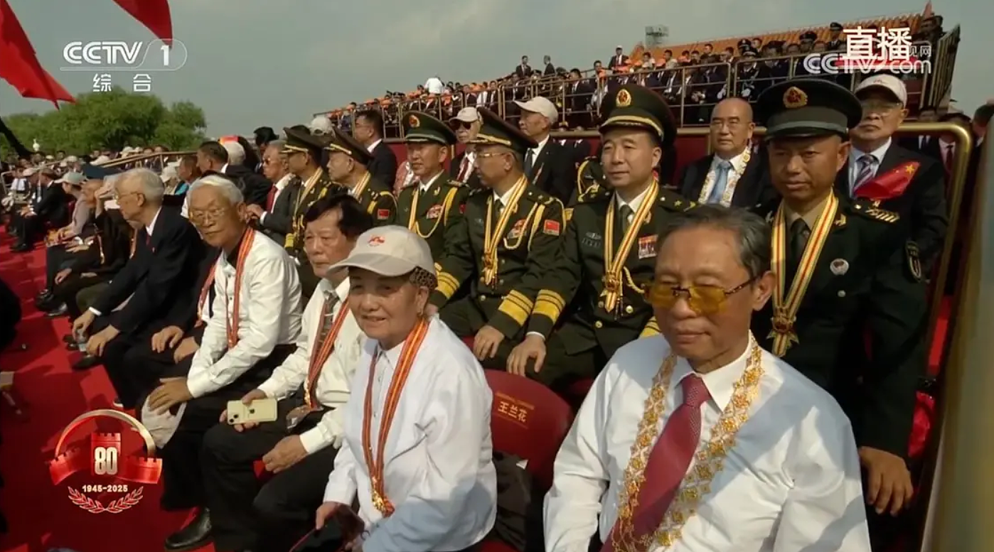 钟南山参加阅兵,戴“勋章“抢眼,讲述日军轰炸经历(组图) - 1