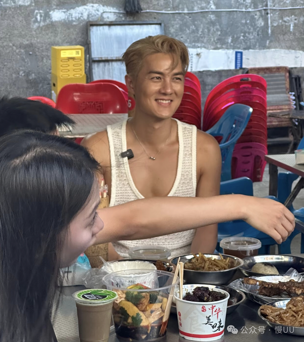 男星吴克群在广西街头卖水果，白背心+拖鞋超接地气（组图） - 3