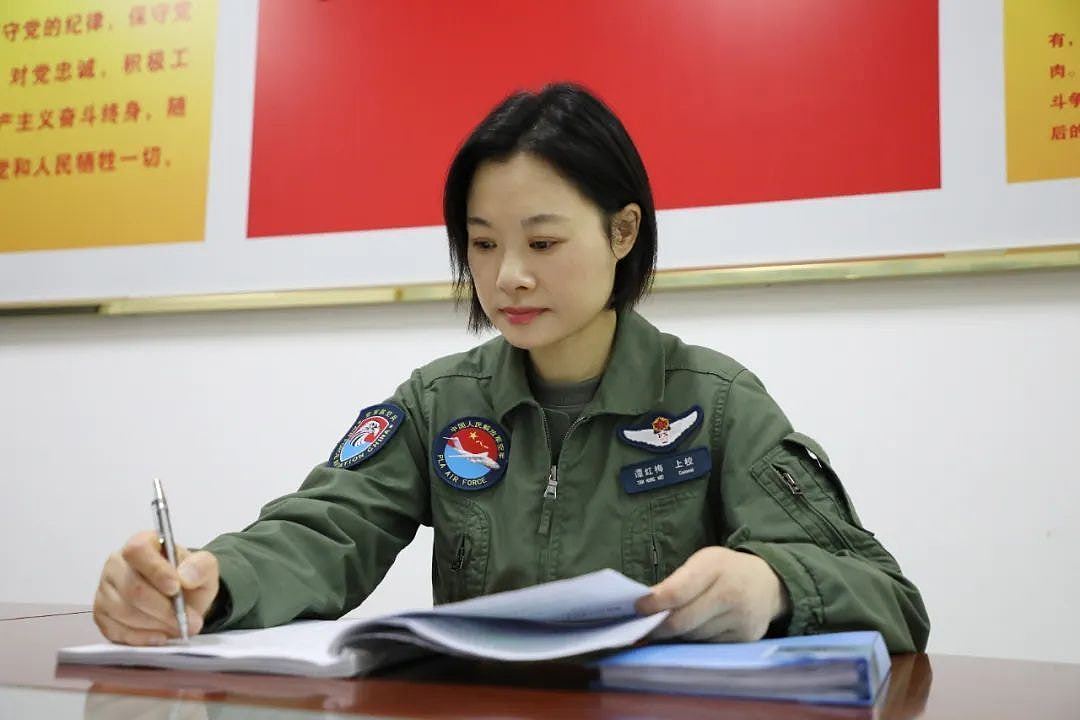 中国阅兵：“最帅女机长”驾运油-20A亮相，眼神坚毅获网民大赞（组图） - 6