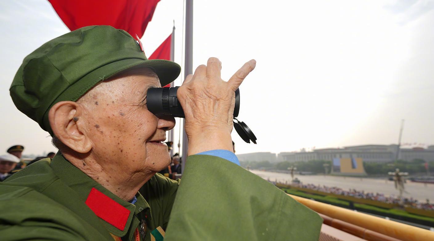 22位明星聚在阅兵当场:马龙羞涩,69岁张明敏一句话看哭整场比赛(组图) - 5