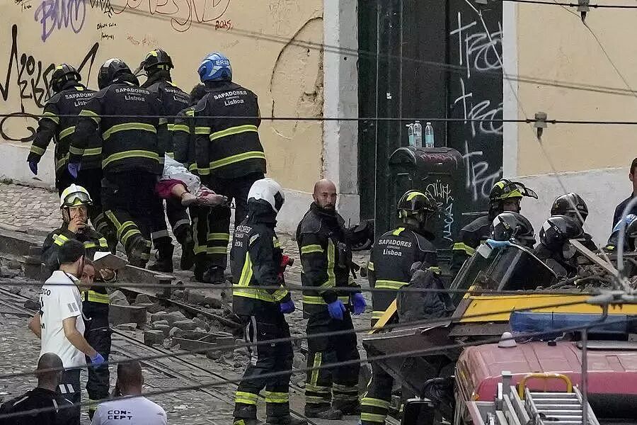 里斯本“荣耀升降机”失控脱轨，2辆列车翻滚撞碎，至少17人死亡！葡萄牙宣布：全国哀悼（组图） - 6