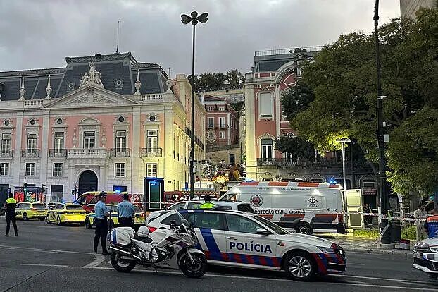 里斯本“荣耀升降机”失控脱轨，2辆列车翻滚撞碎，至少17人死亡！葡萄牙宣布：全国哀悼（组图） - 12