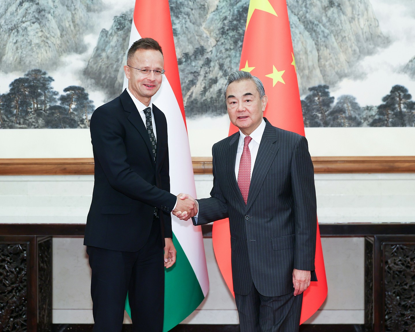 王毅赠送匈牙利外长国产跑鞋,品牌、售价曝光!同款在多平台断货(视频/组图) - 2