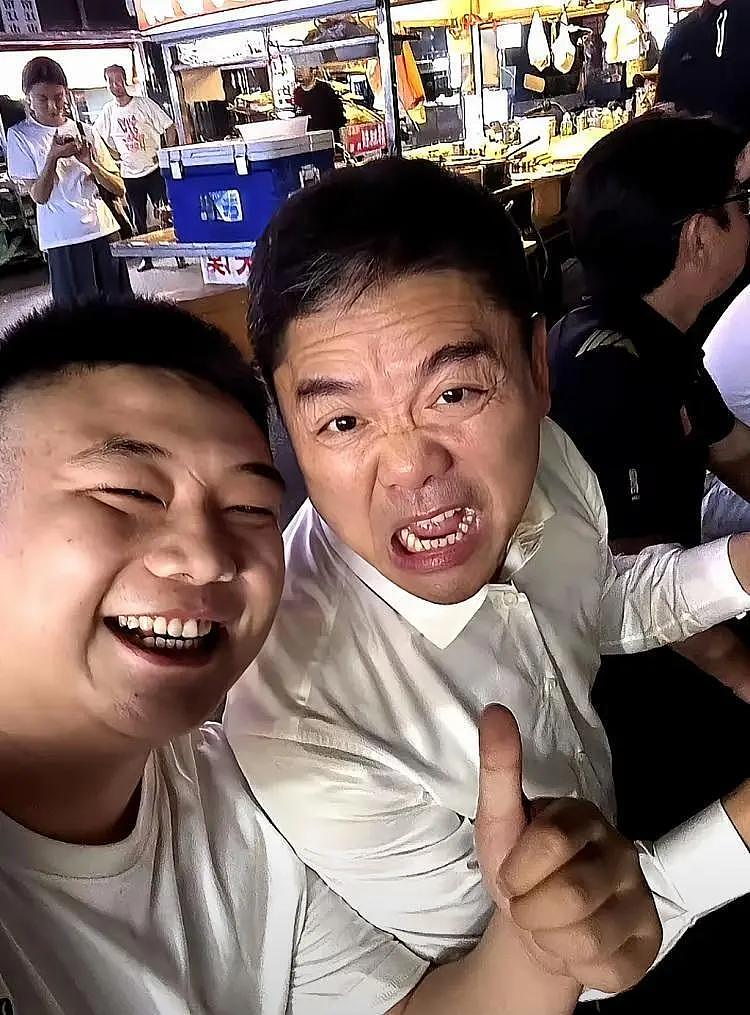刘强东吃路边摊喝散装酒，这些企业家为何都节俭生活？（组图） - 5