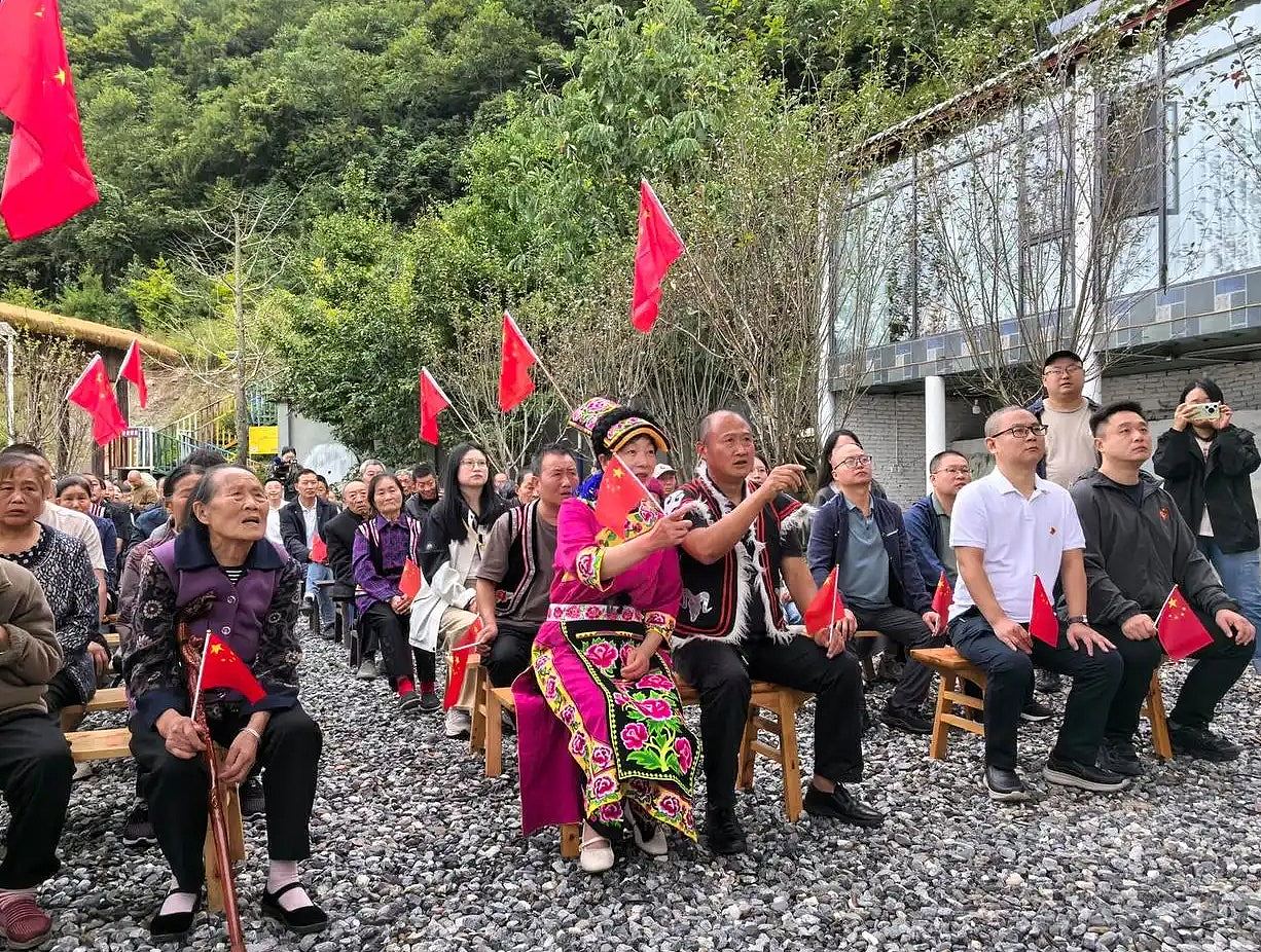 汶川地震手举长大我当空降兵,男孩兑现17年前誓言亮相阅兵(组图) - 4