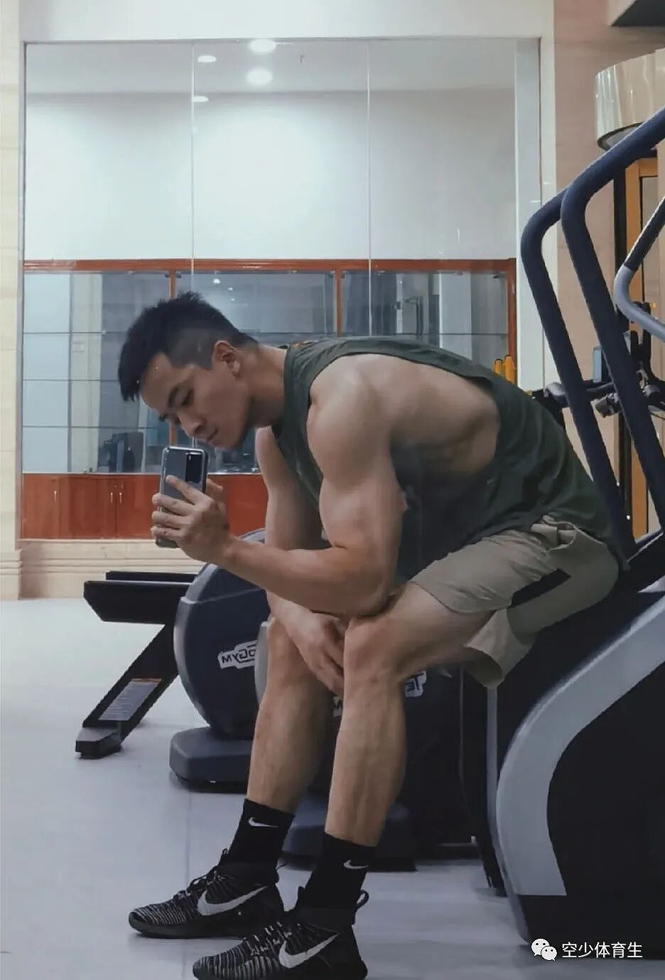 【帅哥】力量感爆棚的撸铁肌肉男,火热的荷尔蒙气息(组图) - 4