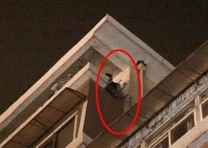 超美单亲妈妈半夜被男邻居摸进卧室，2段现场视频堪比恐怖片（视频/组图） - 12