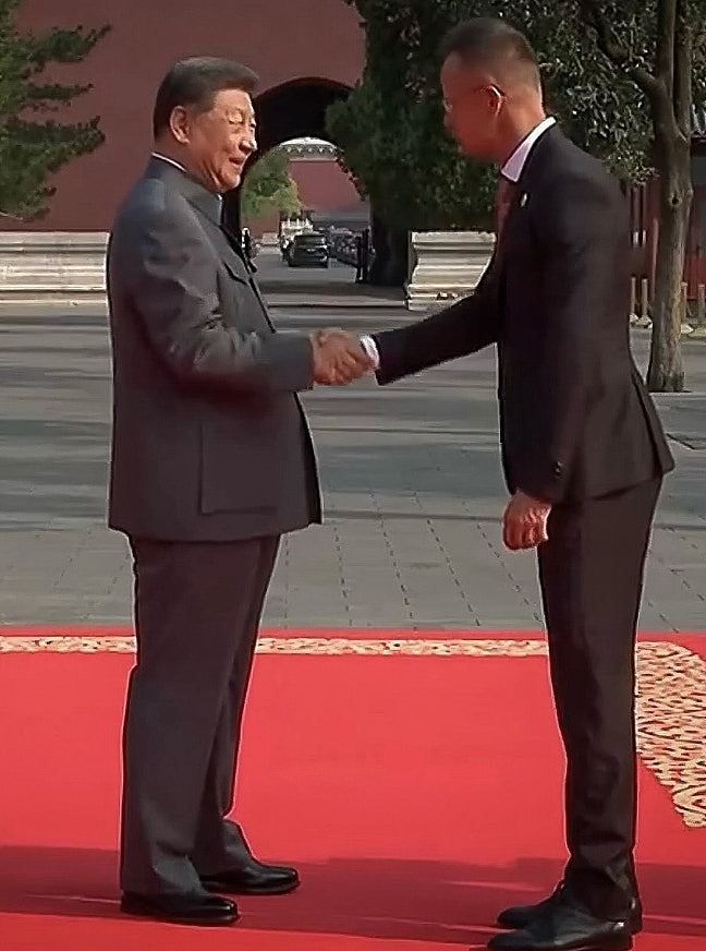 王毅赠送匈牙利外长国产跑鞋,品牌、售价曝光!同款在多平台断货(视频/组图) - 5
