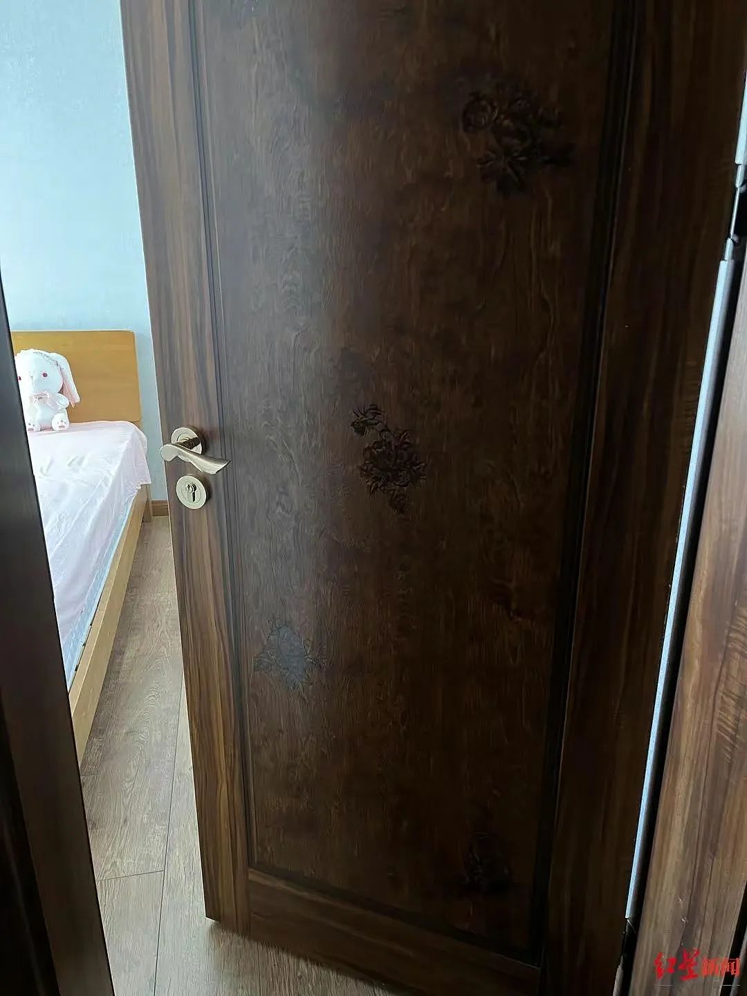 超美单亲妈妈半夜被男邻居摸进卧室，2段现场视频堪比恐怖片（视频/组图） - 9