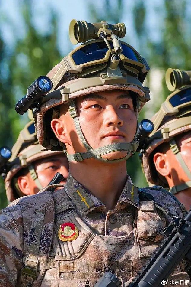 汶川地震手举长大我当空降兵,男孩兑现17年前誓言亮相阅兵(组图) - 5