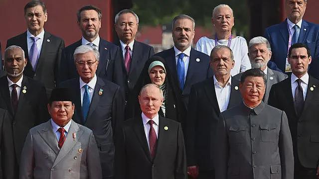 外媒：印尼总统去看中国阅兵了，国内的“娘子军”接力抗议（组图） - 2