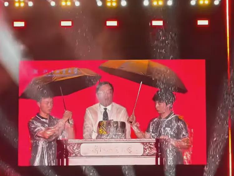 浙大“双一流”后续,2新生撑伞全浇校长一人,网友:卧龙凤雏(视频/组图) - 11