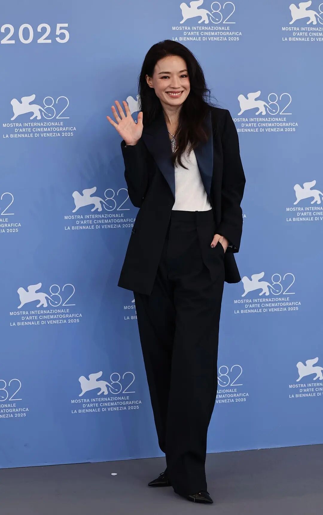 49岁舒淇泛舟威尼斯,穿白衬衫披散波浪卷发,美如油画!透露“首次当导演压力大”(组图) - 4