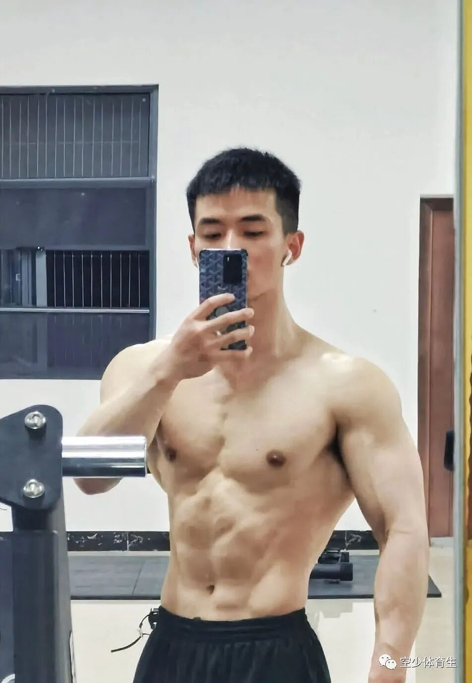 【帅哥】力量感爆棚的撸铁肌肉男,火热的荷尔蒙气息(组图) - 2