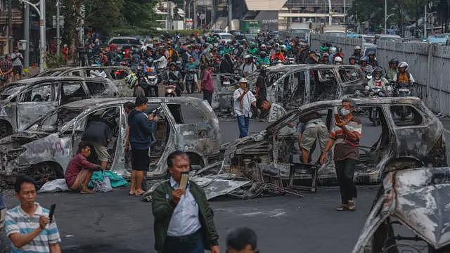 外媒：印尼总统去看中国阅兵了，国内的“娘子军”接力抗议（组图） - 3