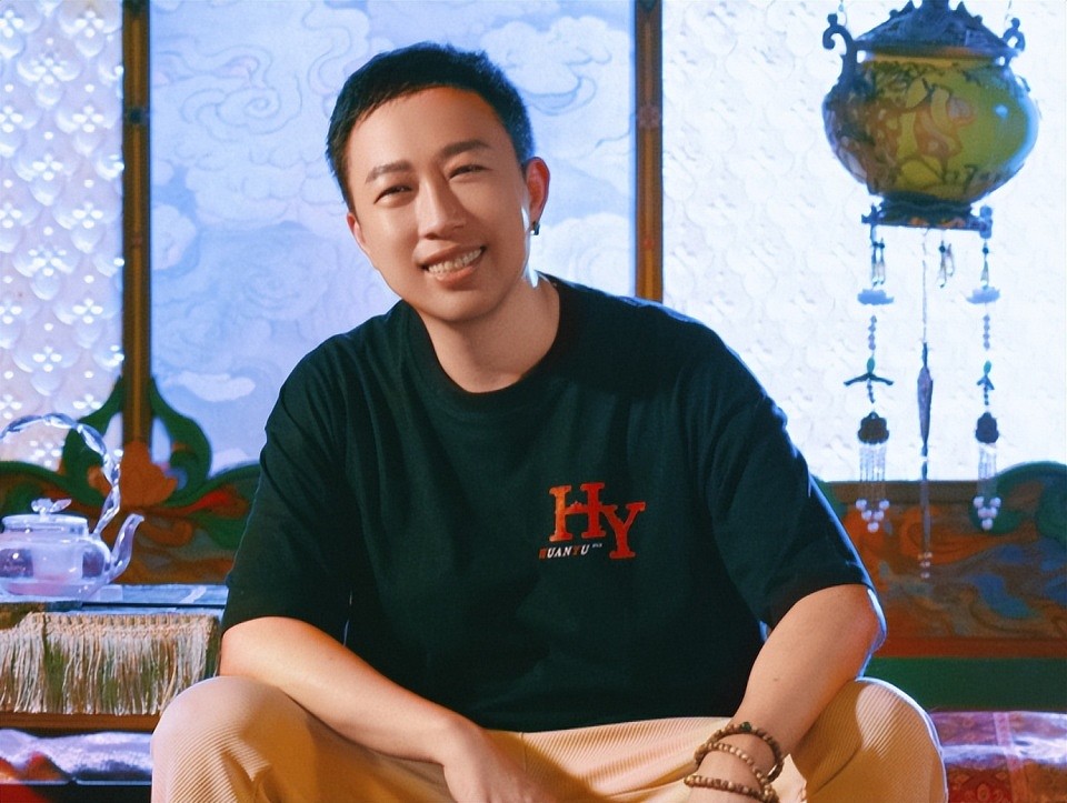 于正代孕风波越演越烈!狗仔公开内涵,同航班网友曝他大聊育儿经(组图) - 1