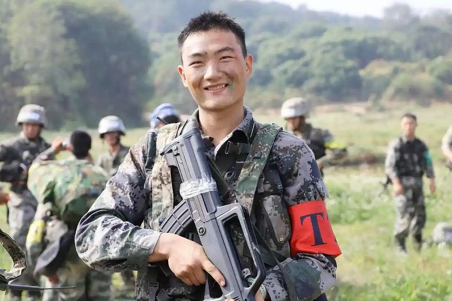 汶川地震手举长大我当空降兵,男孩兑现17年前誓言亮相阅兵(组图) - 6