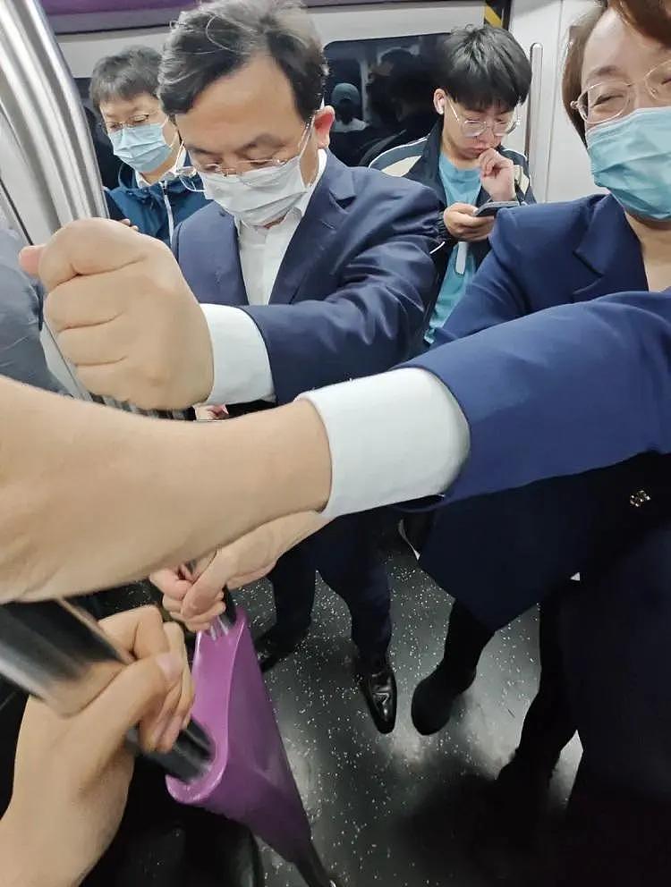 刘强东吃路边摊喝散装酒，这些企业家为何都节俭生活？（组图） - 4
