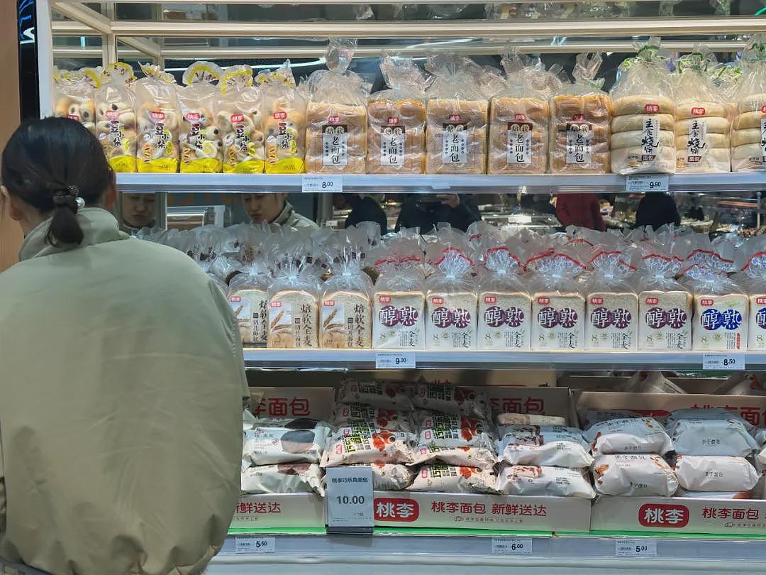 “文案翻车是领导全责！”桃李面包道歉：挨打立正，后续宣发由年轻人接管！“年轻没饱尝生活毒打”广告引争议（组图） - 3
