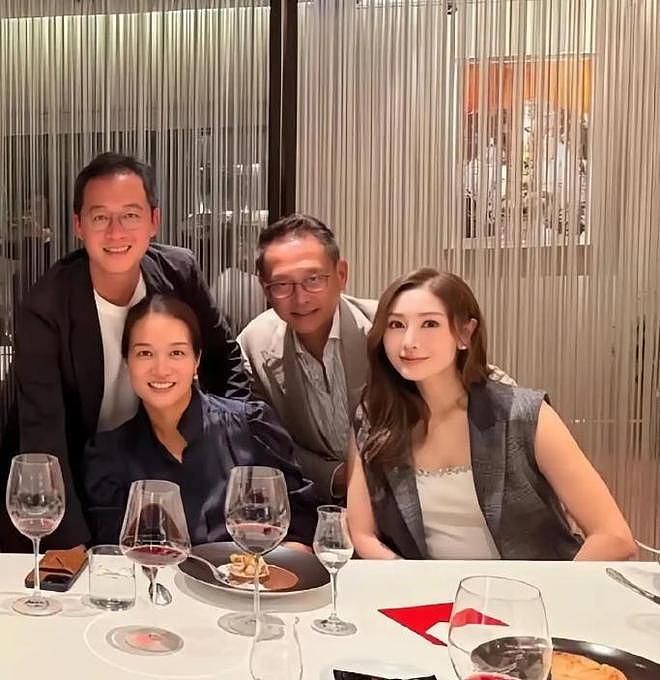 李嘉欣黎姿携老公聚餐,两大豪门夫妻甘愿镶边,C位是郭晶晶闺蜜(组图) - 2