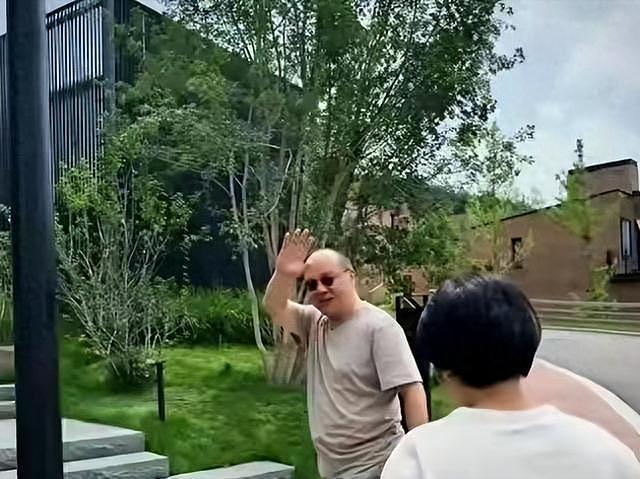 55岁窦唯已迁居阿那亚,骑电动车,背帆布包,陪妈妈去市场买菜(组图) - 2