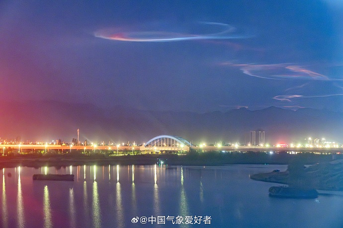 宁夏、甘肃、内蒙古多地夜空现“五彩祥云”,蔓延天际数小时(组图) - 2