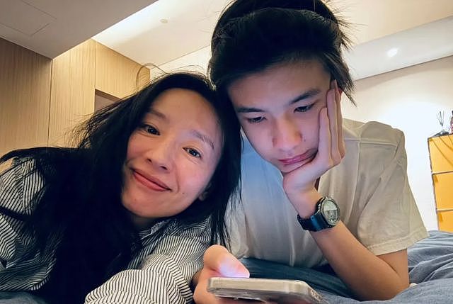 被畸形母爱毁掉的星二代：拍婚纱照，同床15年，把儿子当“丈夫”（组图） - 11