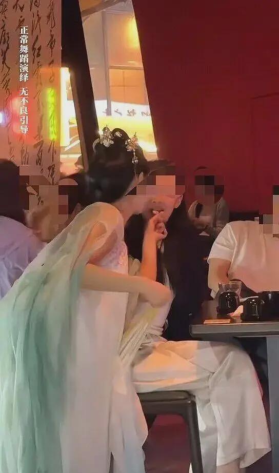 美女用嘴喂你“棒棒糖”,在你怀里跳舞,甚至与你接吻,杭州这家酒馆火了(组图) - 8