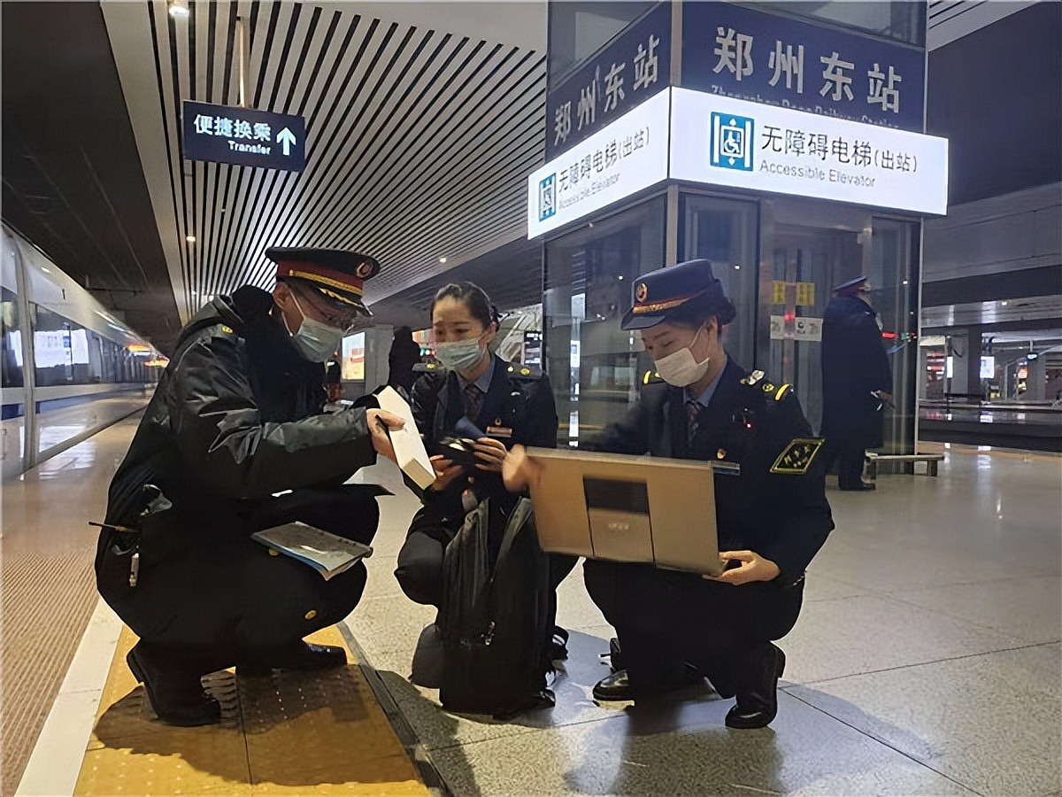 争议又起!旅客拍到两位外国人带自行车上高铁,网友评论区炸锅(组图) - 14