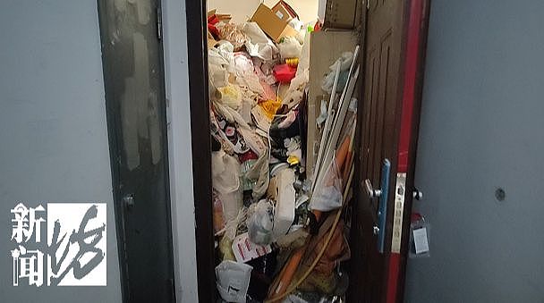 老人每月花4500元租两套房囤废品,3套房被30吨垃圾堆满,称“只有它不会变心”(组图) - 1