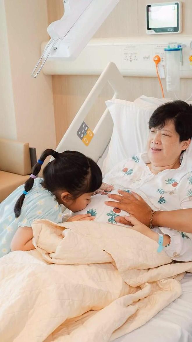 港星58岁妻子生二胎,妻子一脸皱纹热泪盈眶,6岁女儿现身迎接(组图) - 3