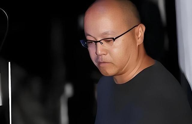 55岁窦唯已迁居阿那亚,骑电动车,背帆布包,陪妈妈去市场买菜(组图) - 6