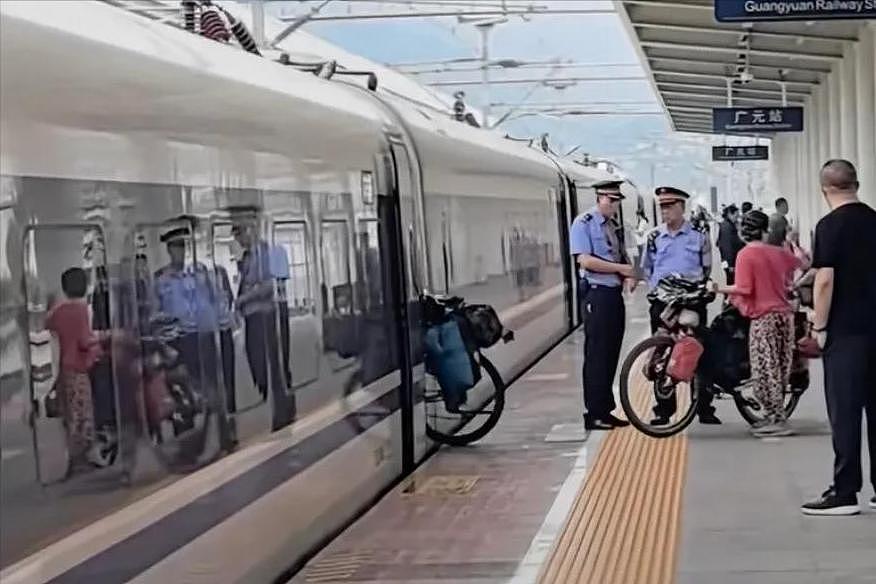 争议又起!旅客拍到两位外国人带自行车上高铁,网友评论区炸锅(组图) - 3