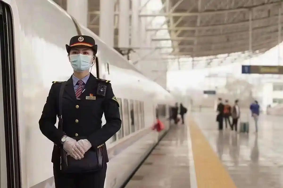 争议又起!旅客拍到两位外国人带自行车上高铁,网友评论区炸锅(组图) - 9