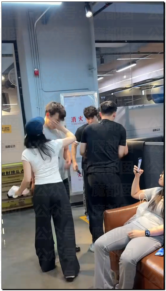 震撼!健身教练睡4个女会员败露被2个美女上门抽耳光砸头(组图) - 6