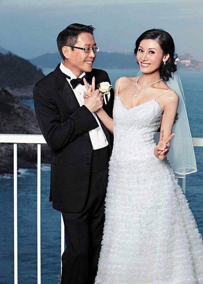 李嘉欣黎姿携老公聚餐,两大豪门夫妻甘愿镶边,C位是郭晶晶闺蜜(组图) - 4