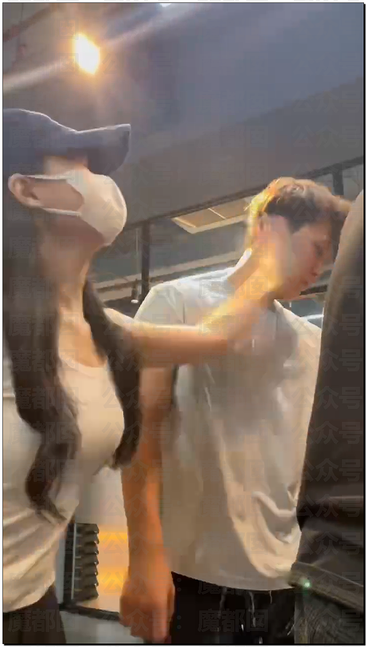 震撼!健身教练睡4个女会员败露被2个美女上门抽耳光砸头(组图) - 5