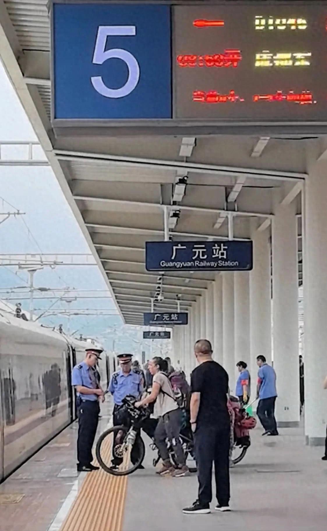 争议又起!旅客拍到两位外国人带自行车上高铁,网友评论区炸锅(组图) - 1