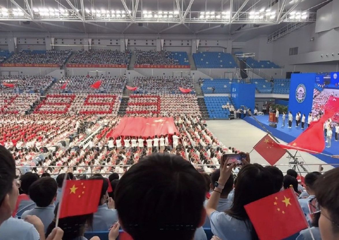 武汉大学开学典礼白椅贴红圈似日本国旗惹议!网民批:没政治敏感(组图) - 3