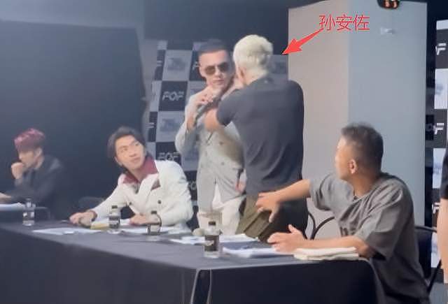 被畸形母爱毁掉的星二代：拍婚纱照，同床15年，把儿子当“丈夫”（组图） - 25
